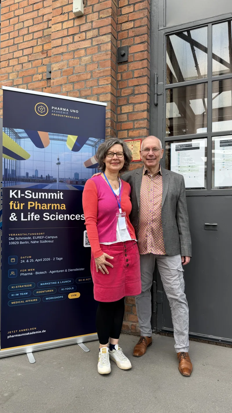 Stefan Weimar mit Veranstalterin vor dem Banner ‚KI-Summit für Pharma & Life Sciences‘, EUREF-Campus Berlin, April 2026